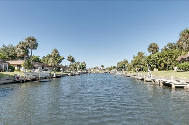 Building Photo - Waterfront, 2 bed 2 bath with boat dock an...