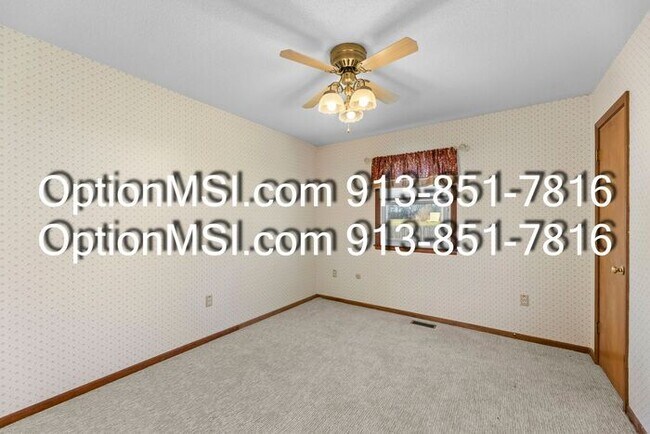 Building Photo - Country Charm Just Minutes From Lawrence!