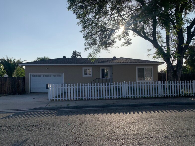 Building Photo - 894 Grape St