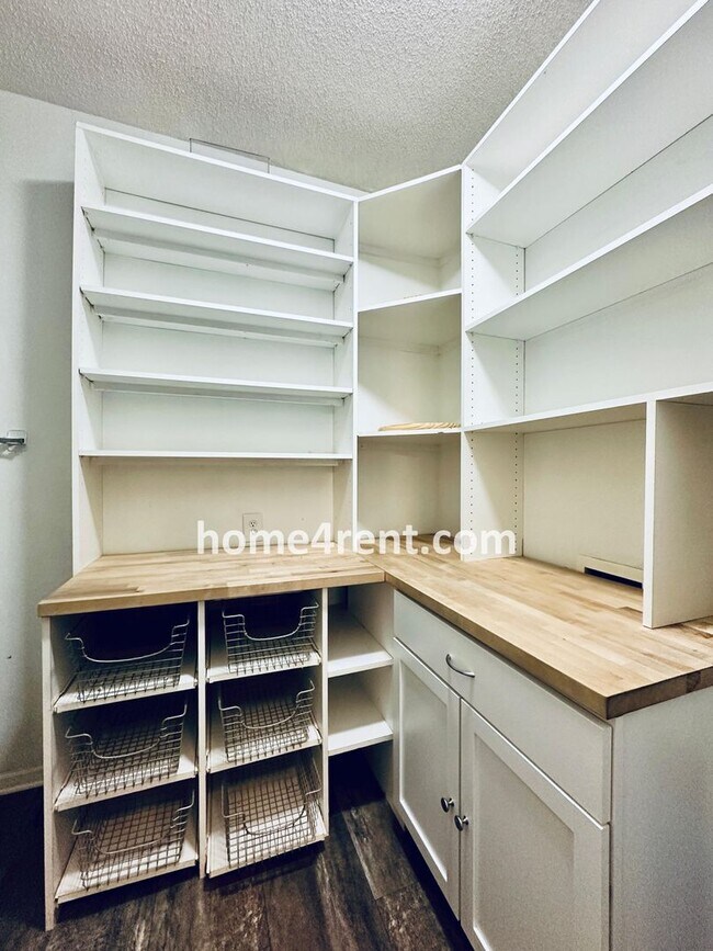 Building Photo - Elegant Cul-de-Sac Retreat with 5th Bedroo...