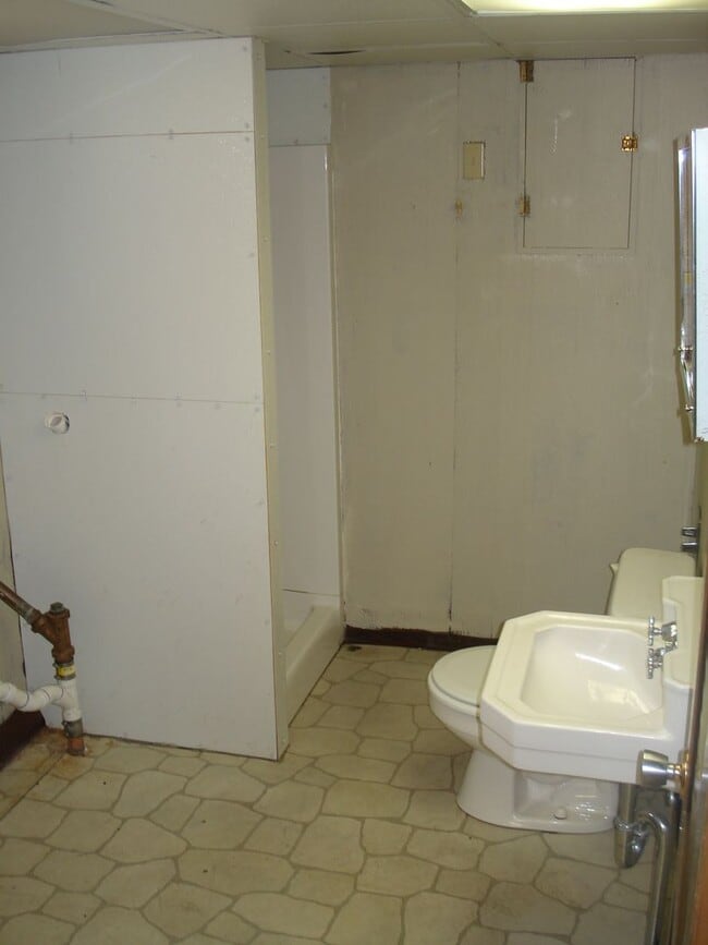 Building Photo - 400-402 Burr