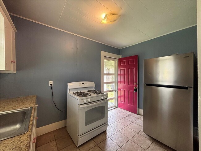 Building Photo - 3301 Dennis St