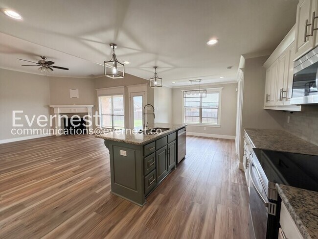 Building Photo - 4 Bed/2 Bath Home with Fenced Yard & Garage / Pet-Friendly / Available Now!