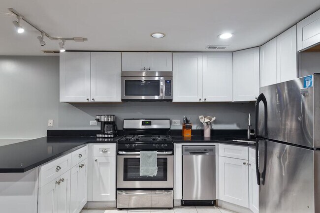 Building Photo - 3018 N Clybourn Ave