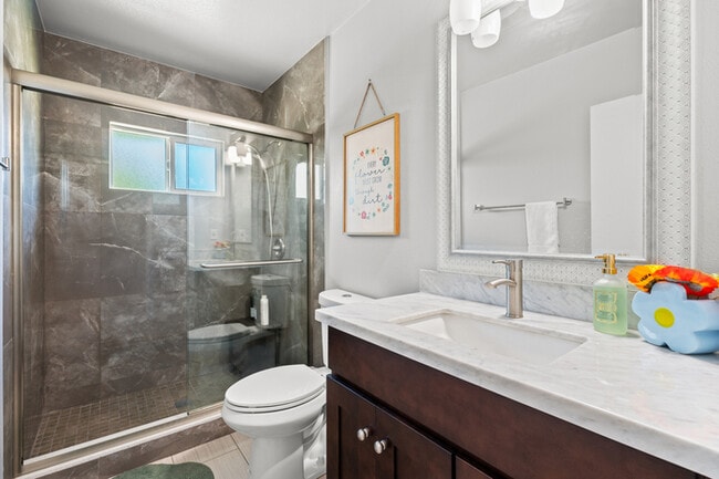 Building Photo - 1250 Stratford Ln