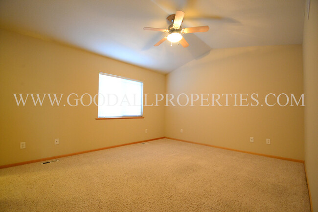 Building Photo - 3 Bedroom, 2.5 Bath Townhome in Grimes