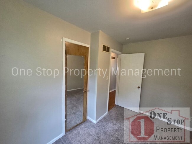 Building Photo - Adorable 2 Bedroom, 1 Bathroom, 1 Car Garage House in Independence!