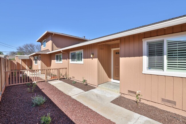 Building Photo - 1327 Essex Way