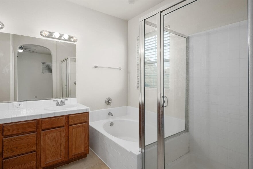 Building Photo - 68 W Bordeaux Ln