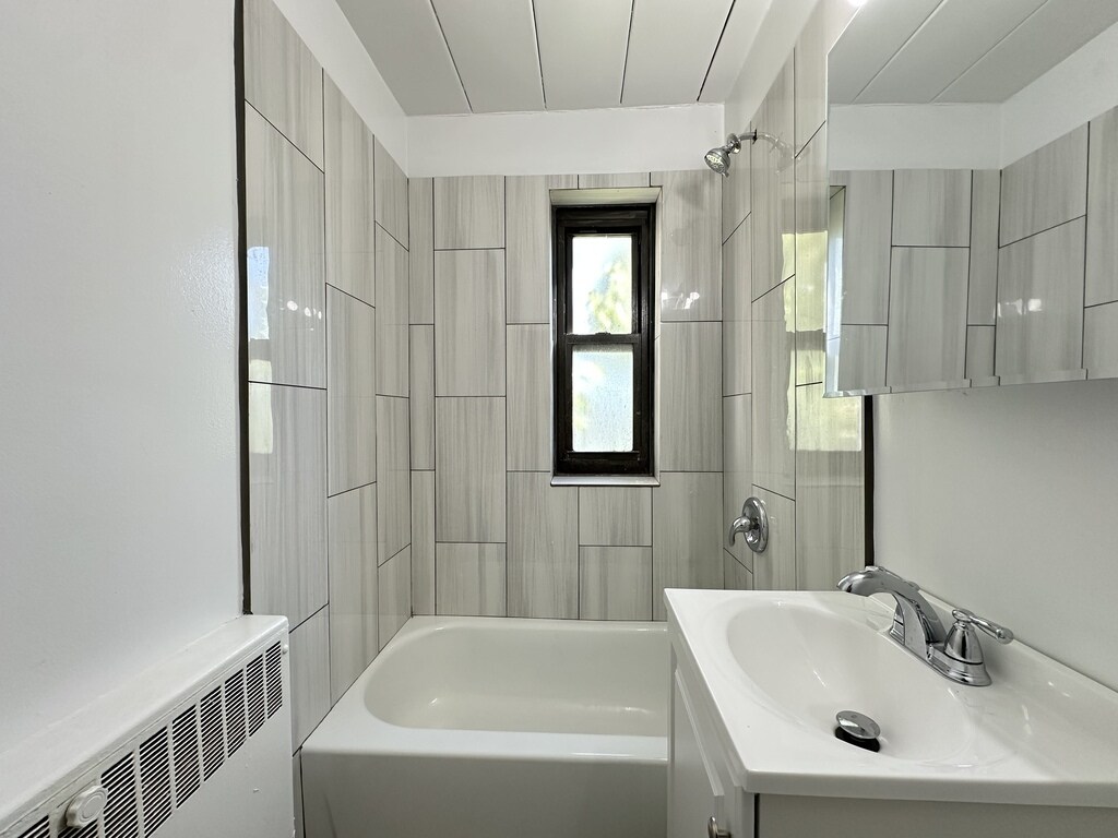 Building Photo - 1360 W Touhy Ave