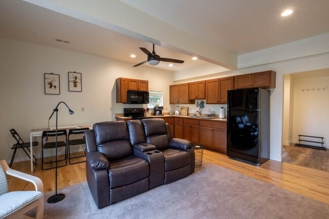Building Photo - Enjoy the Downtown Coeur d Alene Lifestyle...