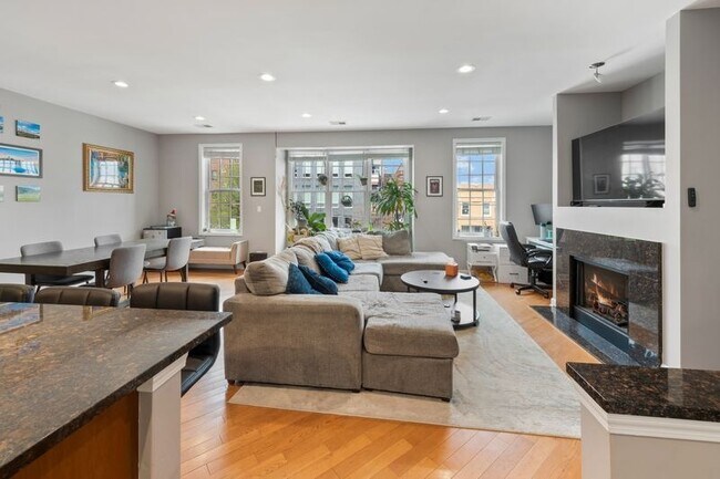 Building Photo - Stunning 2 Bed 2 Bath in the Ukrainian Village area