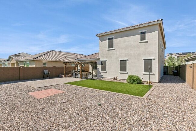 Building Photo - Welcome to this Charming 5 bedroom, 3.5 ba...
