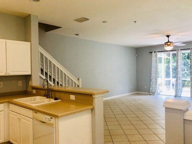 Building Photo - Milano - 3BR/2BA Unfurnished Townhome in N...