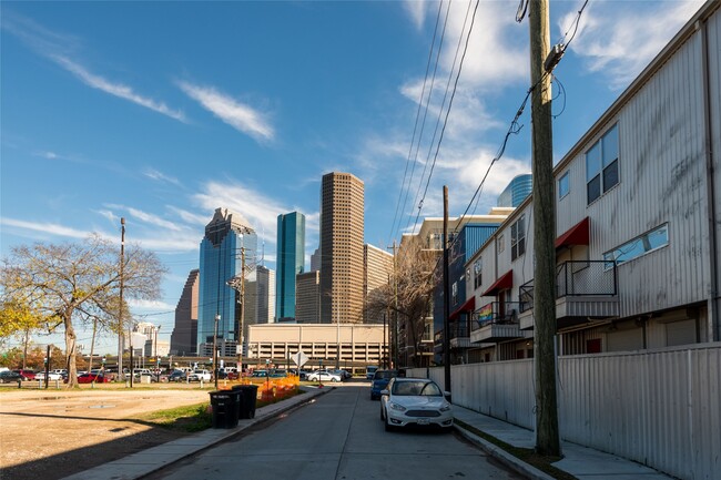 Building Photo - 807 Robin St