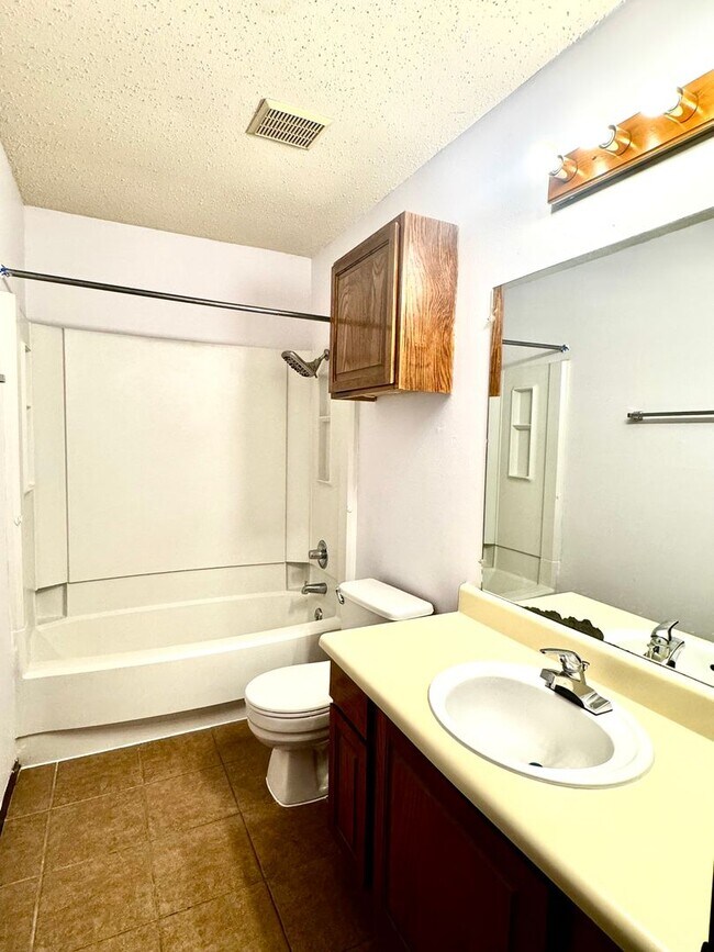 Building Photo - Oakview Condos