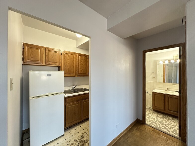 Building Photo - 4180 N Marine Dr