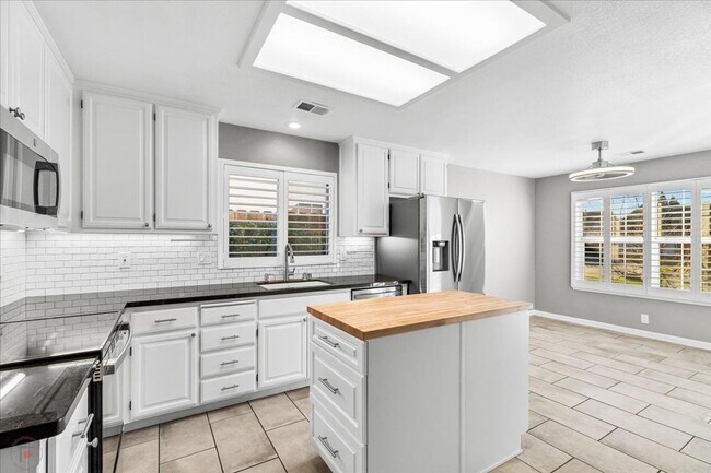 Building Photo - Lovely 3 Bedroom/2 Bath Home Located in Lodi Ca