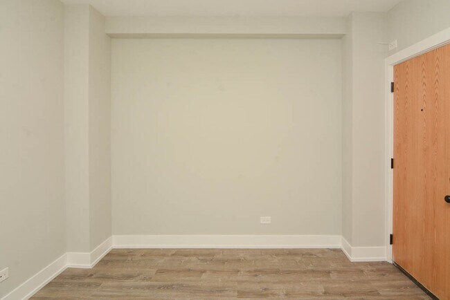 Building Photo - 508 W Belmont Ave