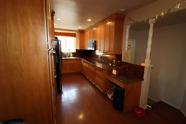 Building Photo - 1054 N Grand St