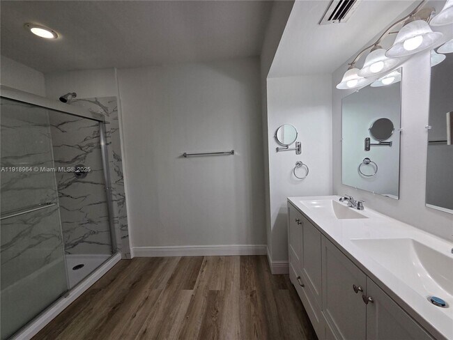 Building Photo - 7034 SW 114th Pl