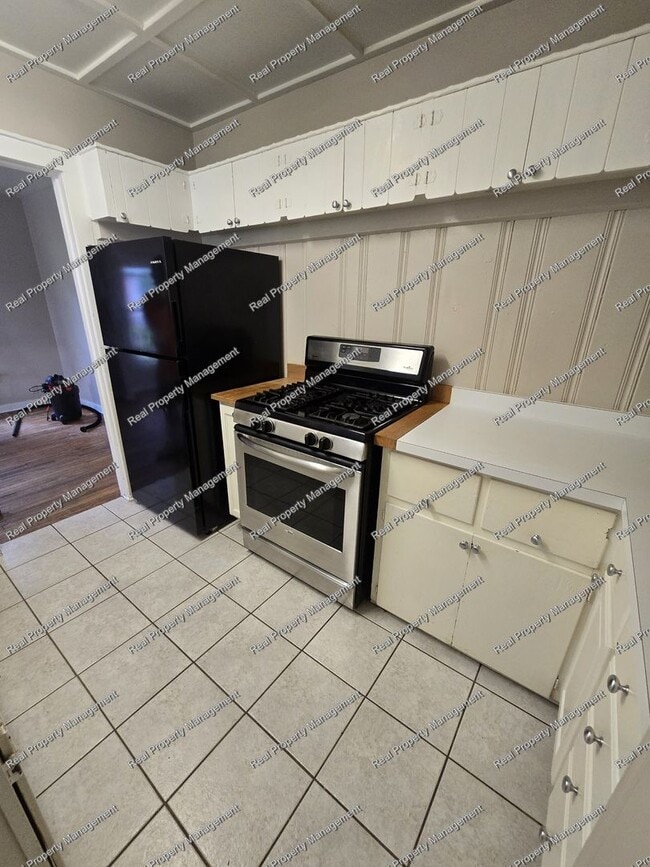Building Photo - 2 Bedroom Duplex W/ Basement & Garage