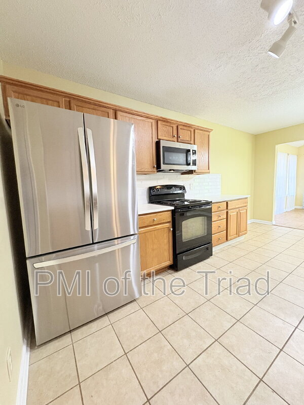 Building Photo - 152 Drewsbury Dr