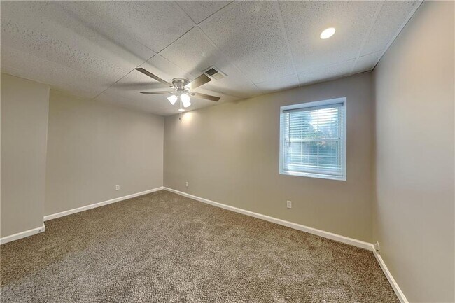 Building Photo - 4902 Sturbridge Crescent