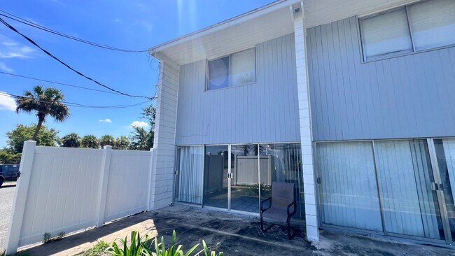 Building Photo - Lovely 2 Bedroom, 1 Bathroom Home in the G...