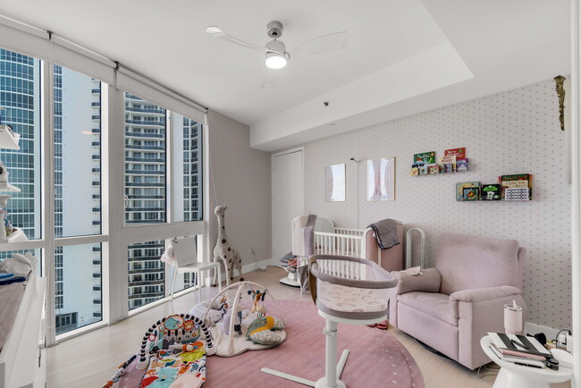 Building Photo - 16001 Collins Ave