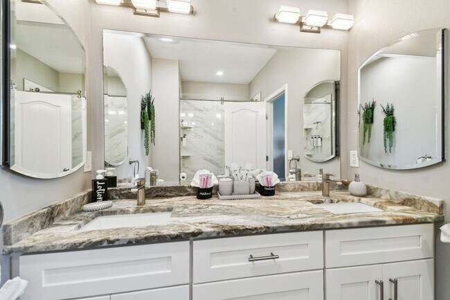 Building Photo - 3174 Bayshore Oaks Dr