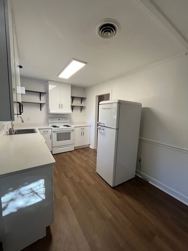 Building Photo - Charming 2 bedroom/ 1 Bath home minutes to Downtown Franklin, dog friendly, fenced yard