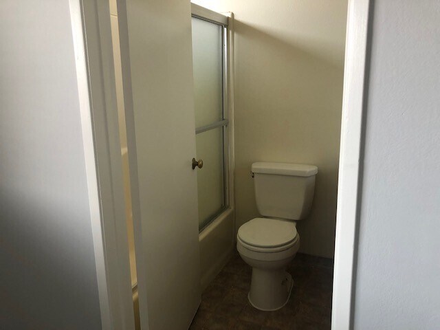 Bathroom - 2314 N Catalina St
