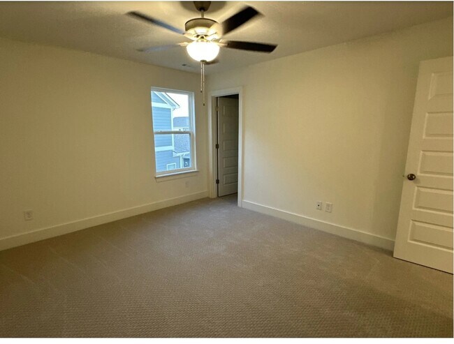 Building Photo - 5049 Greentree Dr