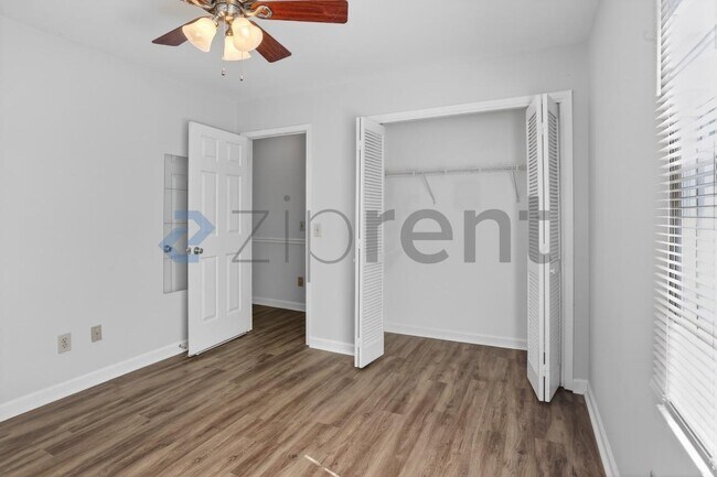 Building Photo - Unit