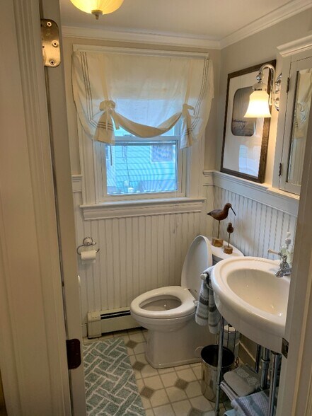 Building Photo - 8 Pine Tree Ave