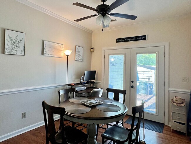 Building Photo - Updated Townhome w/ garage and Fenced Pati...