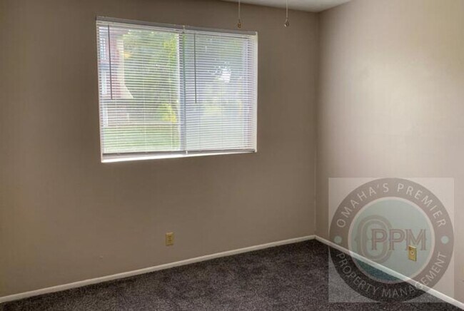 Building Photo - HUGE 2 Bed 1 Bath Cornhusker Creek