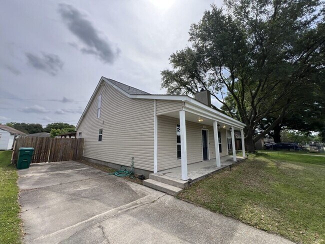 Building Photo - 8725 Fairoaks St