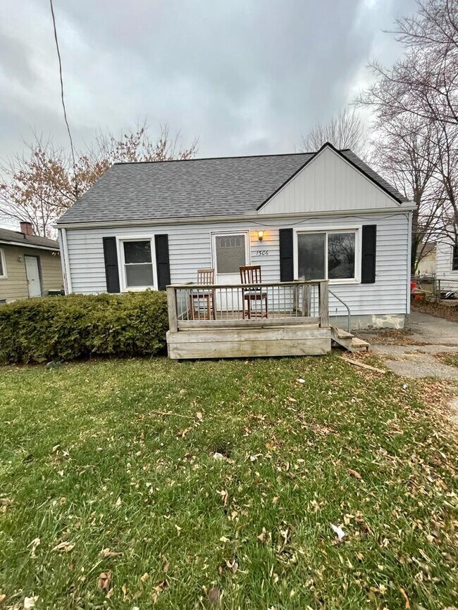 Building Photo - 1506 E Buder Ave