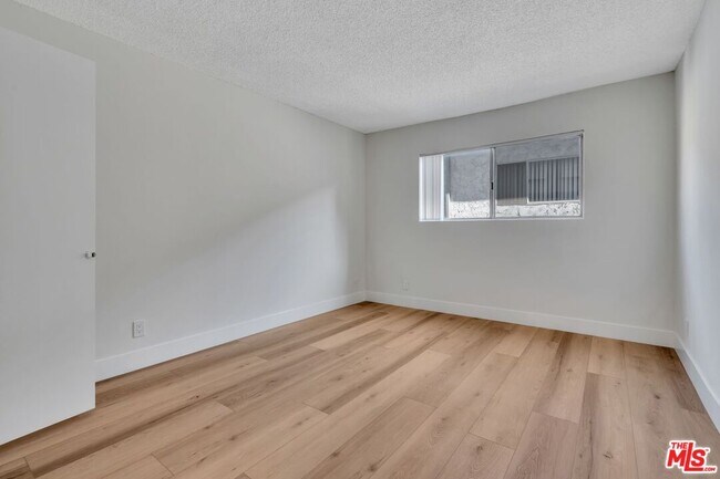 Building Photo - 1110 S Oakhurst Dr