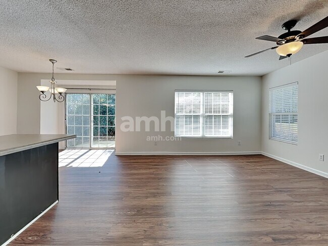 Building Photo - 124 Trayesan Dr