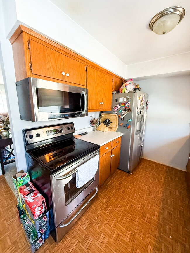 Building Photo - 4932 Sutton Ln