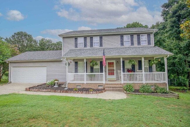 Building Photo - Charming 3 Bedroom, 2,5 Bath home with hug...