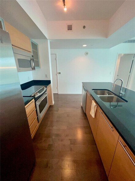 Building Photo - 951 Brickell Ave