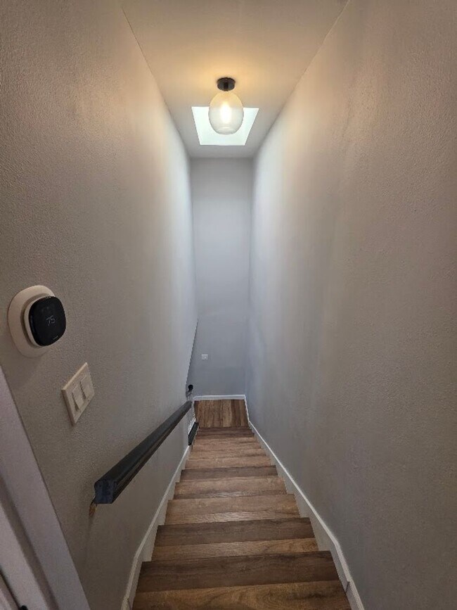 Building Photo - RENOVATED 2BD/1.5 BATH WITH PARKING, LAUNDRY, AND FULL H-VAC