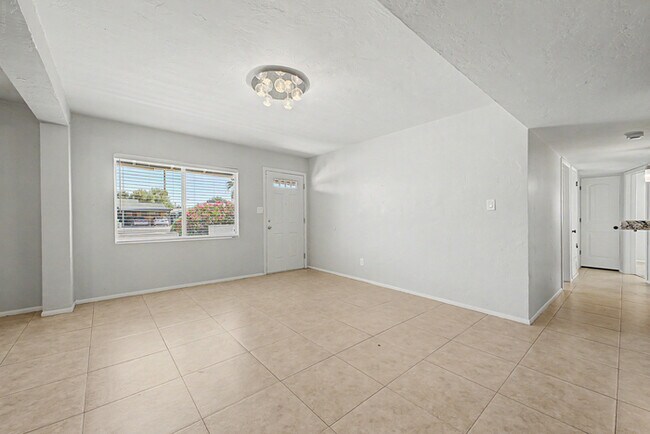 Building Photo - 2514 E Campbell Ave