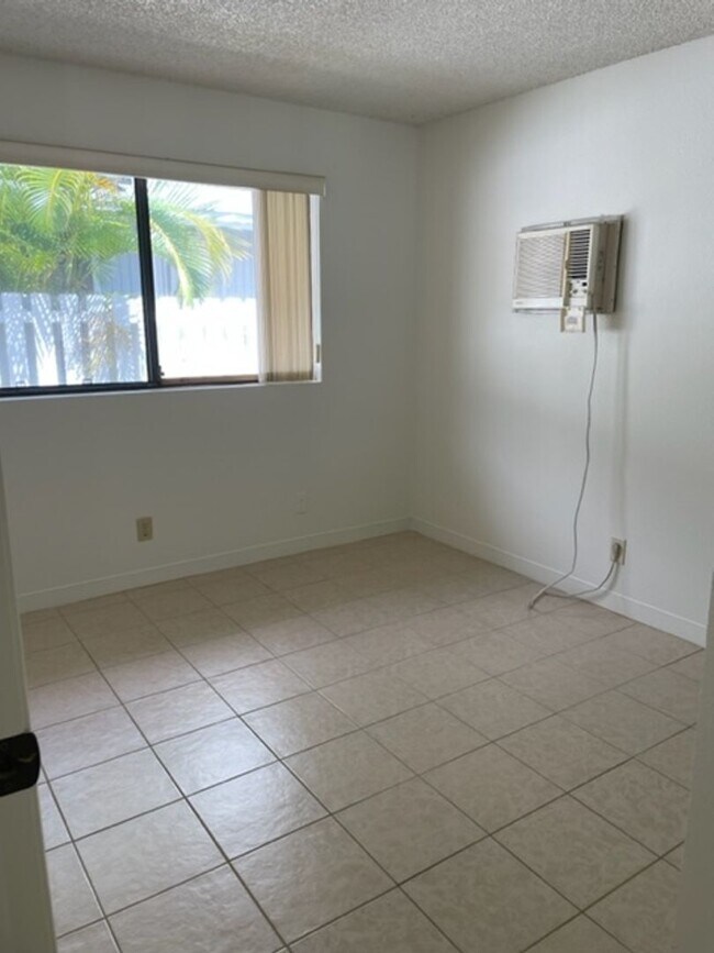 Building Photo - DON'T MISS THIS