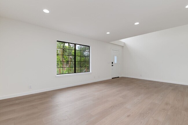 Building Photo - 1058 3rd St