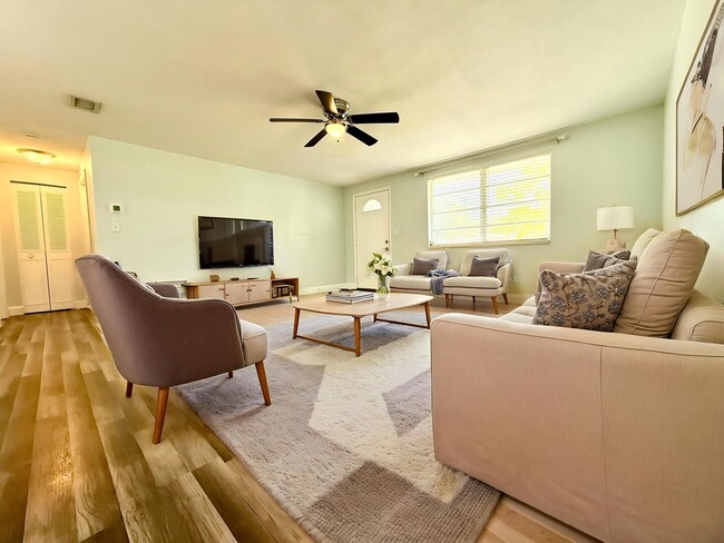 Building Photo - Relaxed Florida living at this 3Bedroom/ 2bath home in the Heart of Daytona Beach!